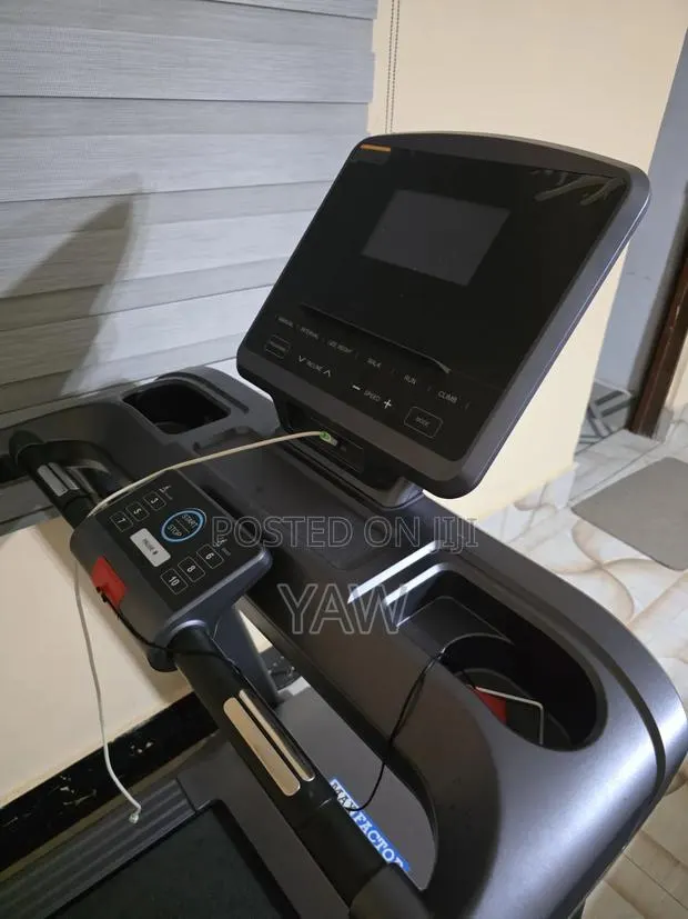 MaxFactor 3.0HP Motorized Treadmill – 20km/H, Auto Incline, 130kg · Photo 1