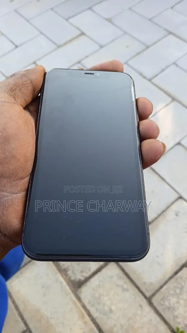 Apple iPhone 11 64 GB Black · Photo 1