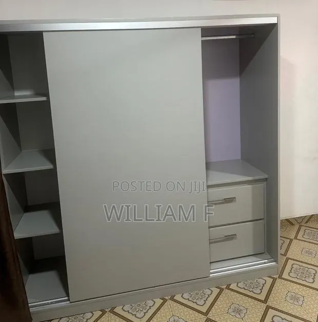 Laminated Wardrobe · Photo 1