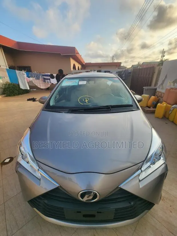Toyota Vitz 1.3 FWD 5dr 2017 Gray · Photo 1