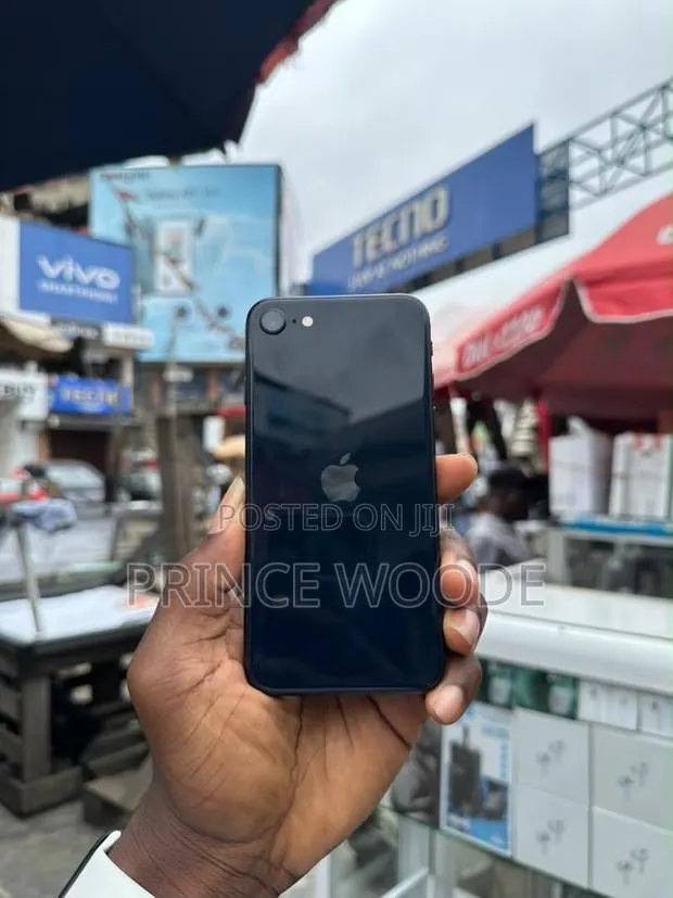 Apple iPhone SE (2022) 64 GB Black · Photo 1