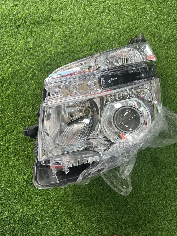 Toyota Voxy Headlights 2007 2008 2009 2010 2011 2012 2013 Head Light · Photo 1