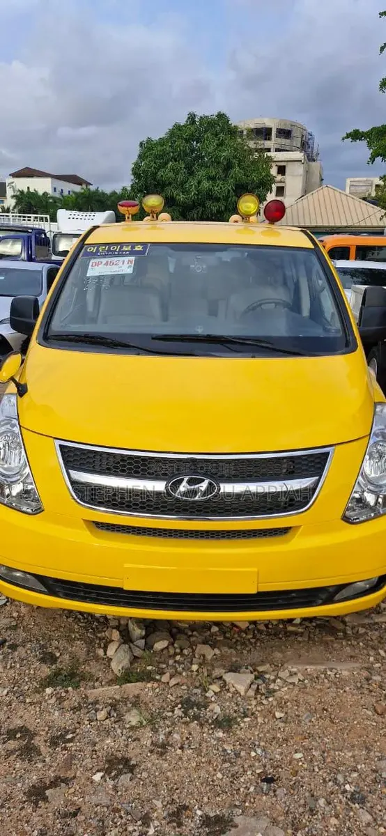 Hyundai Starex 2016 Yellow · Photo 1