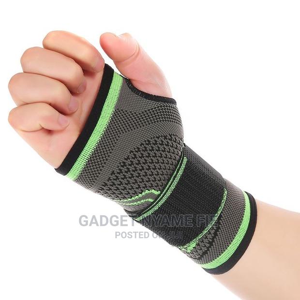 Wrist Support Sleeve · Photo 2
