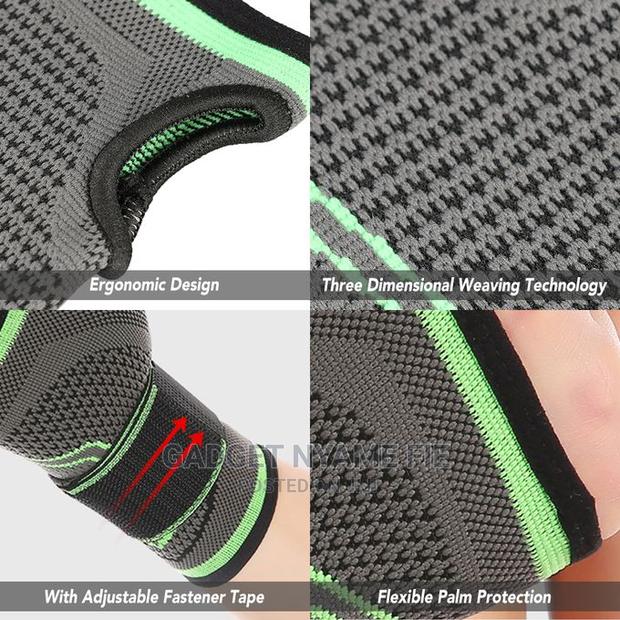 Wrist Support Sleeve · Photo 3