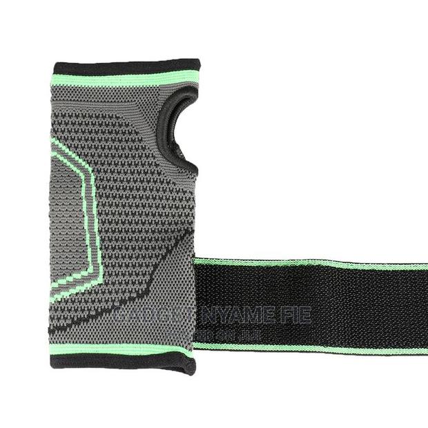 Wrist Support Sleeve · Photo 4