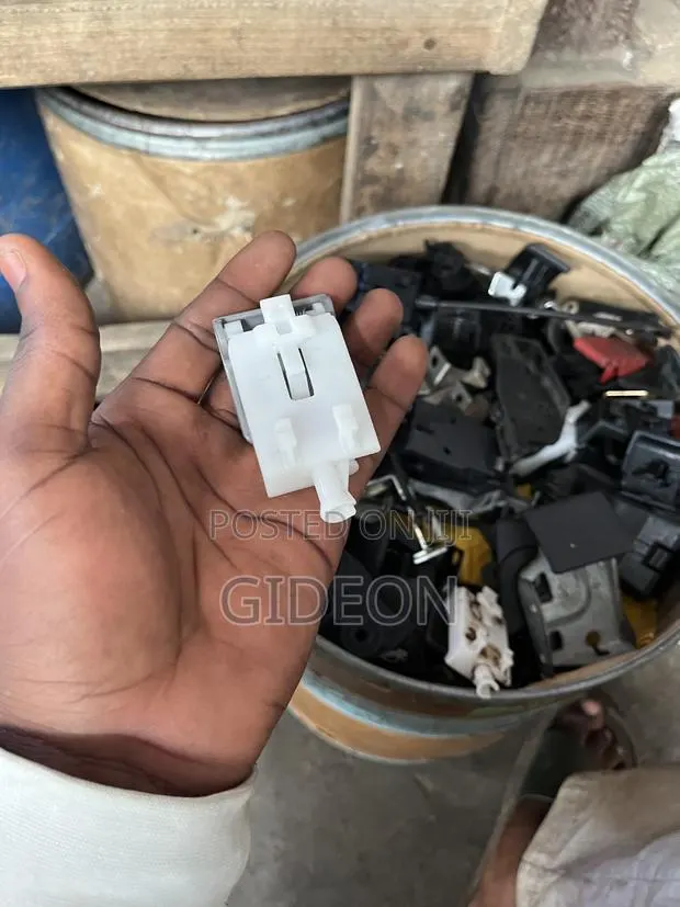 Toyota Land Cruiser , Tacoma , Tundra Bonnet Opener · Photo 1