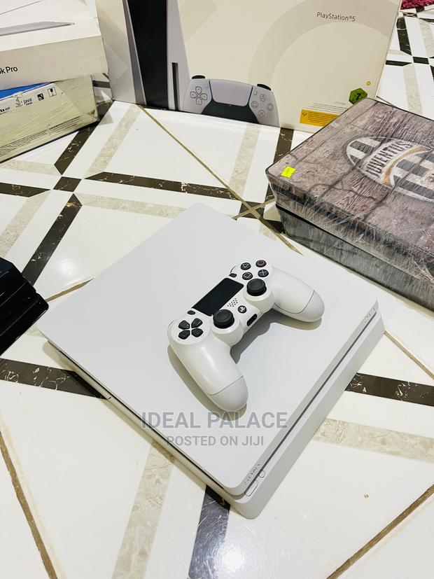 Playstation 4 Slim White Edition With Games · Photo 5