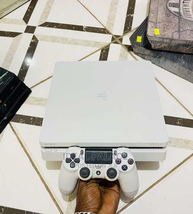Playstation 4 Slim White Edition With Games · Photo 6