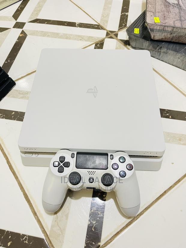 Playstation 4 Slim White Edition With Games · Photo 1