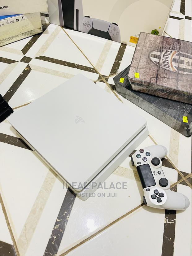 Playstation 4 Slim White Edition With Games · Photo 2