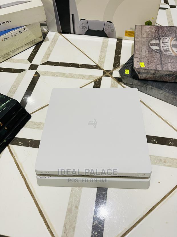 Playstation 4 Slim White Edition With Games · Photo 3