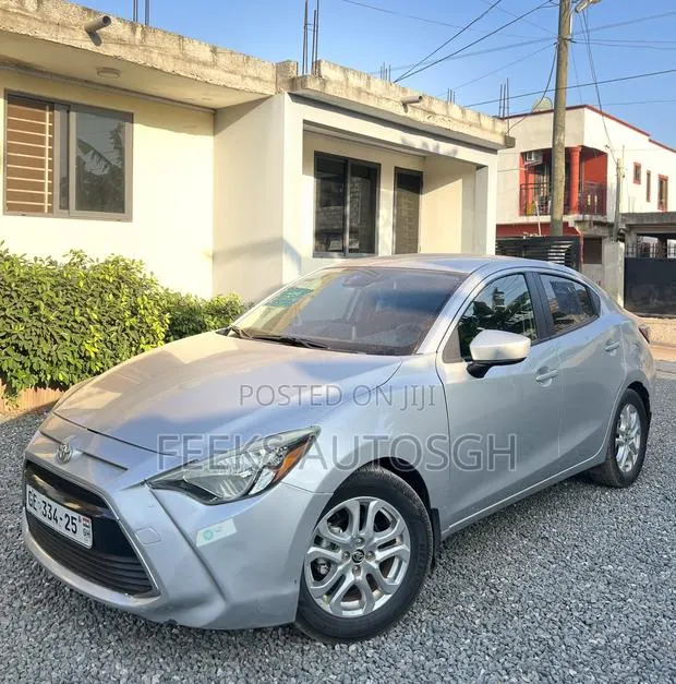 Toyota Yaris iA 1.5 FWD 2017 Silver · Photo 1