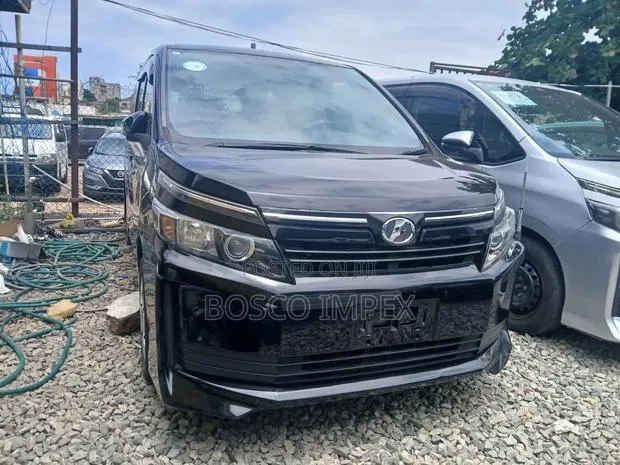 Toyota Voxy 2016 · Photo 1