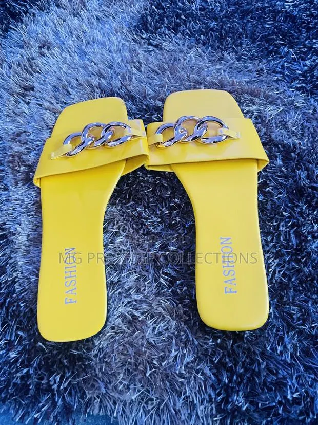 Flat Sandals · Photo 1