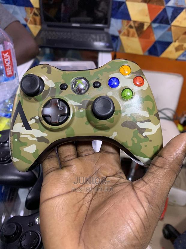 Xbox 360 Pads Available · Photo 2