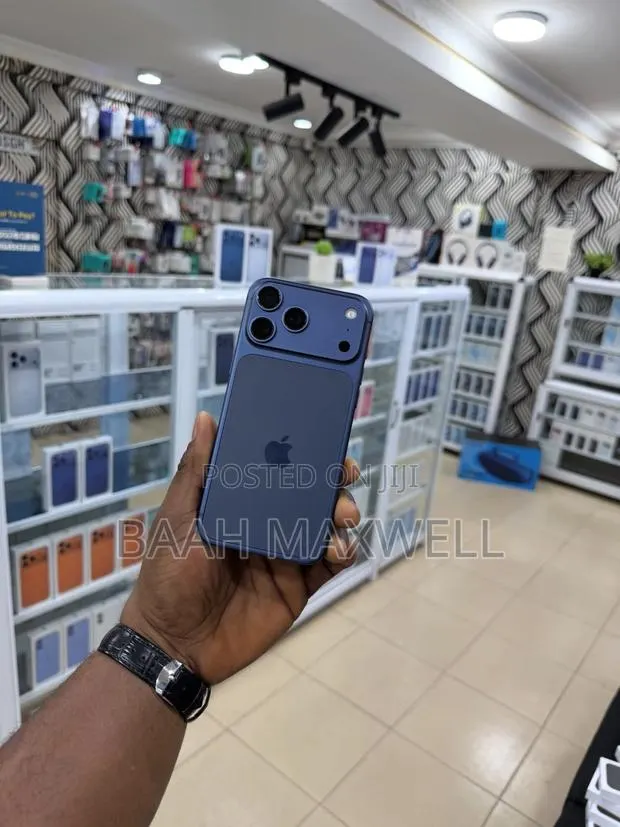 Apple iPhone 17 Pro Max 256 GB Blue · Photo 1