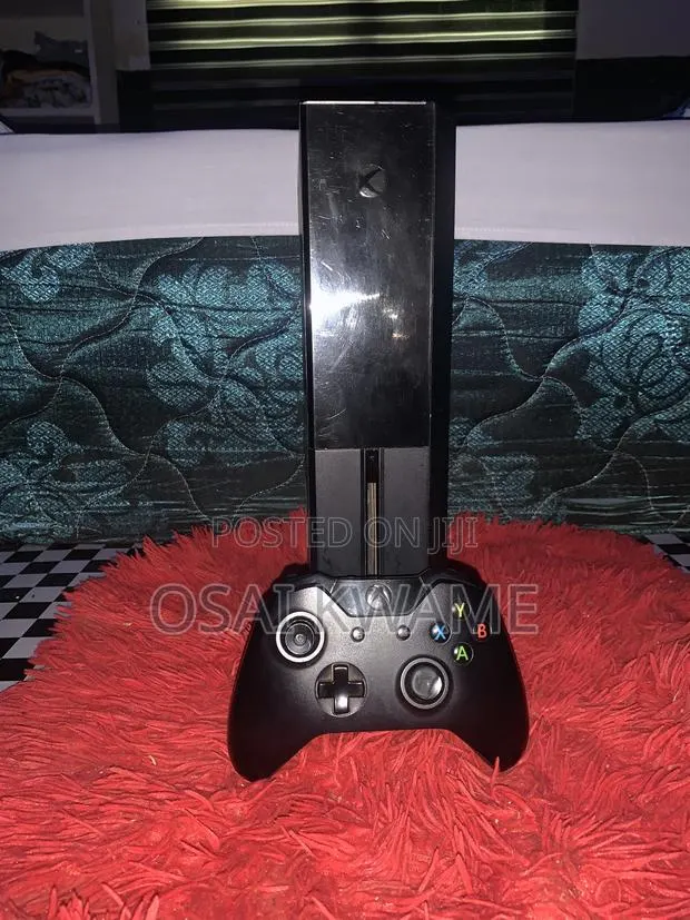 Uk Used Xbox One for Sale With One Wireless Controller · Photo 1