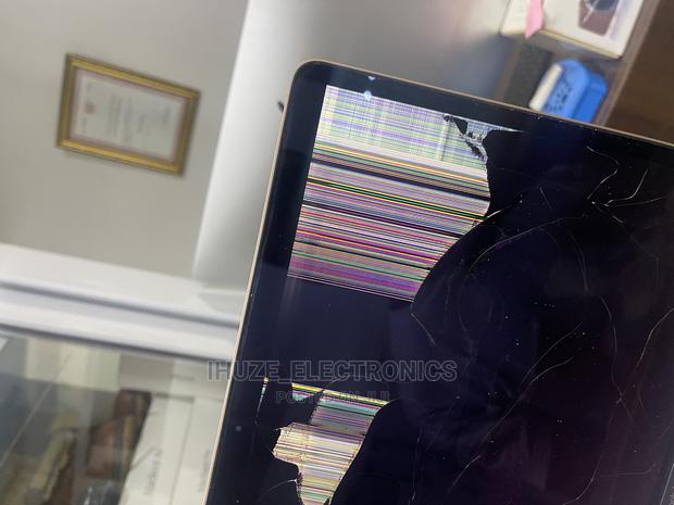 Macbook Air/Pro Screen Replacements · Photo 4