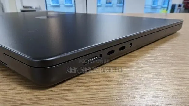 Laptop Apple MacBook 2008 4GB Apple M3 Pro HDD 256GB · Photo 1