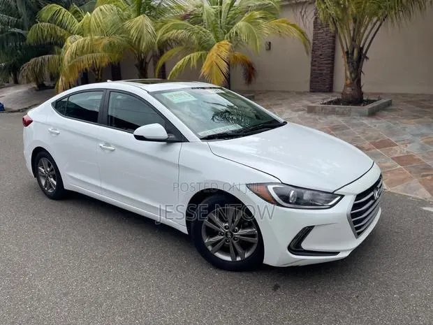 Hyundai Elantra 2017 White · Photo 1