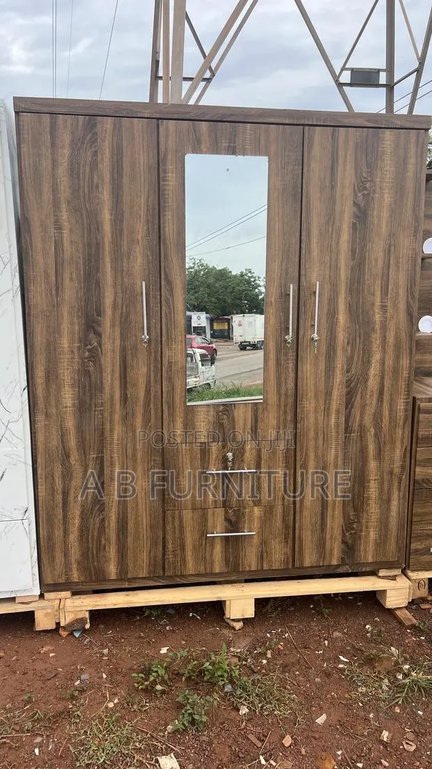 3 Doors Wadrob · Photo 1