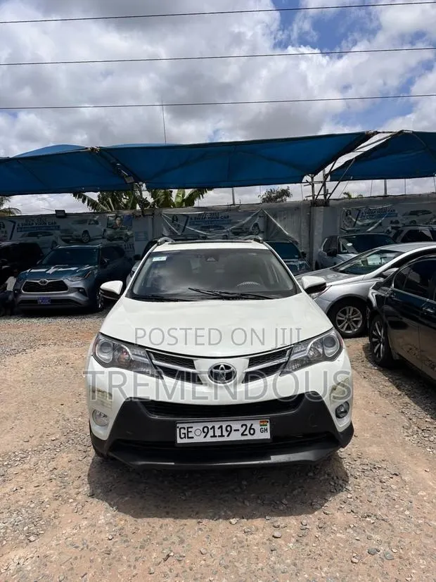 Toyota RAV4 Limited 4dr SUV AWD (2.5L 4cyl 6A) 2015 White · Photo 1