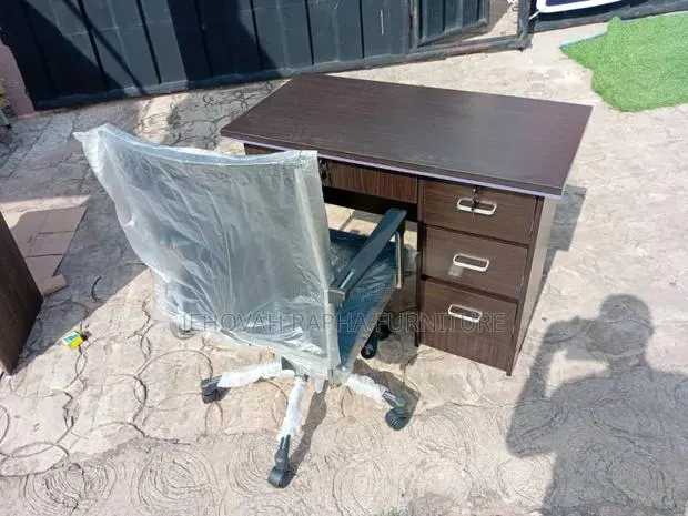 Computer Table and Chair · Photo 1