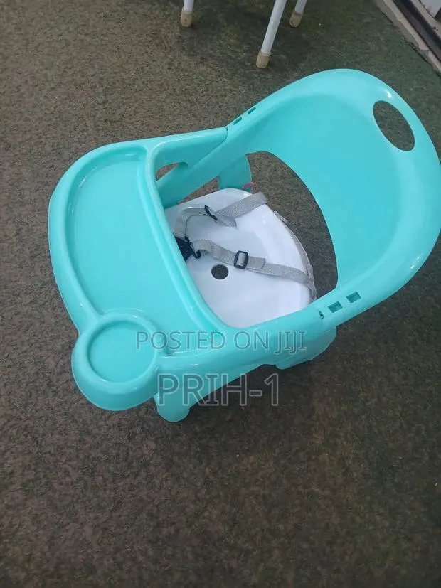 Kids Chair and Table With Seat Belt · Photo 1