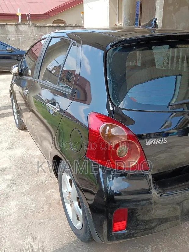 Toyota Yaris 2011 Black · Photo 1