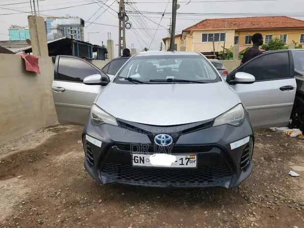 Toyota Corolla LE Eco 4dr Sedan (1.8L 4cyl CVT) 2015 Silver · Photo 1