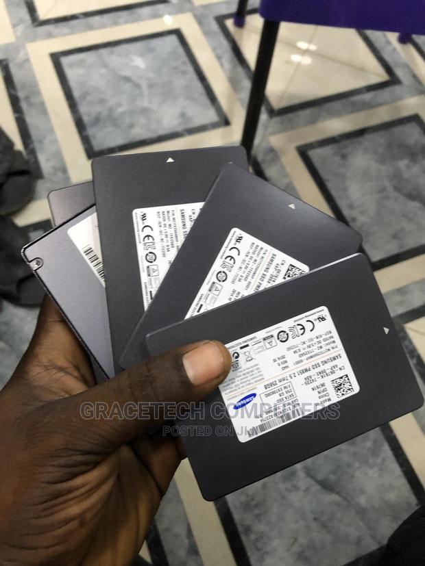 Samsung 256gb 2.5inch SSD · Photo 1