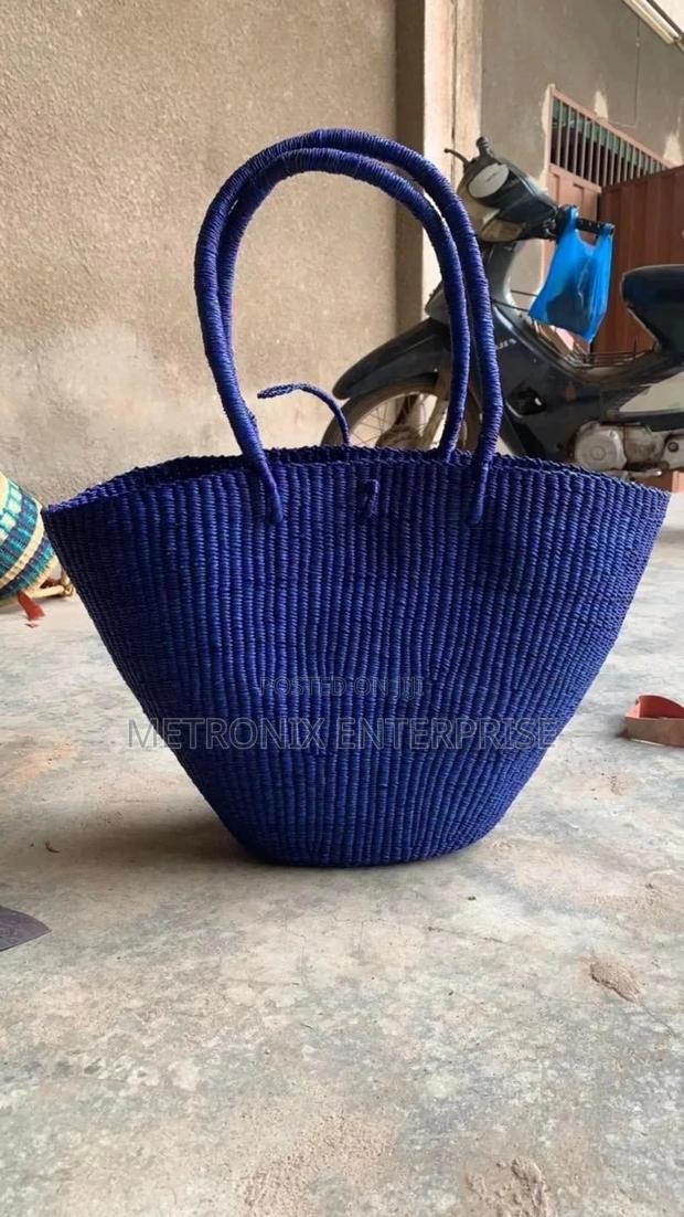 African Straw Basket · Photo 1
