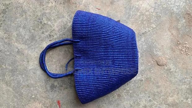African Straw Basket · Photo 2