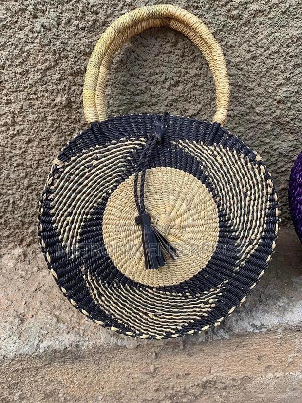 African Straw Basket · Photo 3