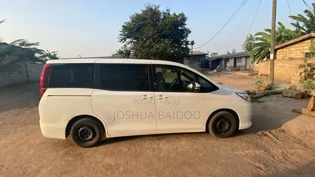 Toyota Voxy 2014 White · Photo 3