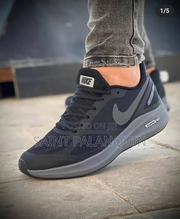 Nike Sneakers · Photo 1
