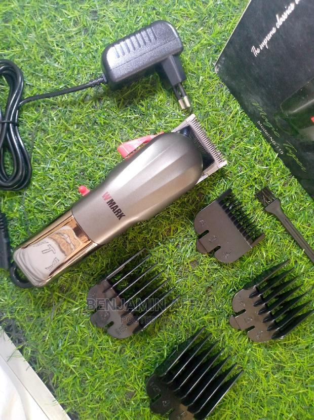 Capacity Display Cordless Barbering Machine · Photo 2