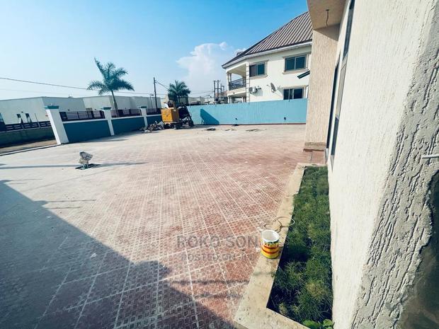 4bdrm Duplex in Dr Roko, Adjiriganor for Sale · Photo 3