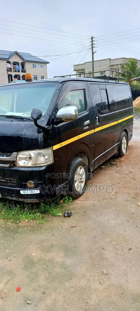 Toyota HiAce 2012 Black · Photo 1