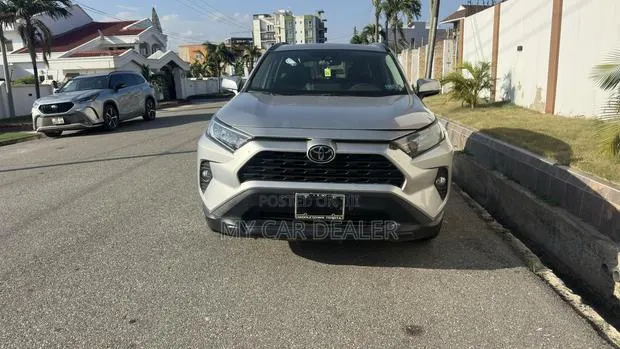 Toyota RAV4 XLE 2021 Silver · Photo 1