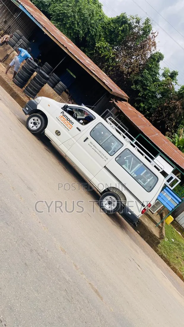 Toyota HiAce 2011 White · Photo 1
