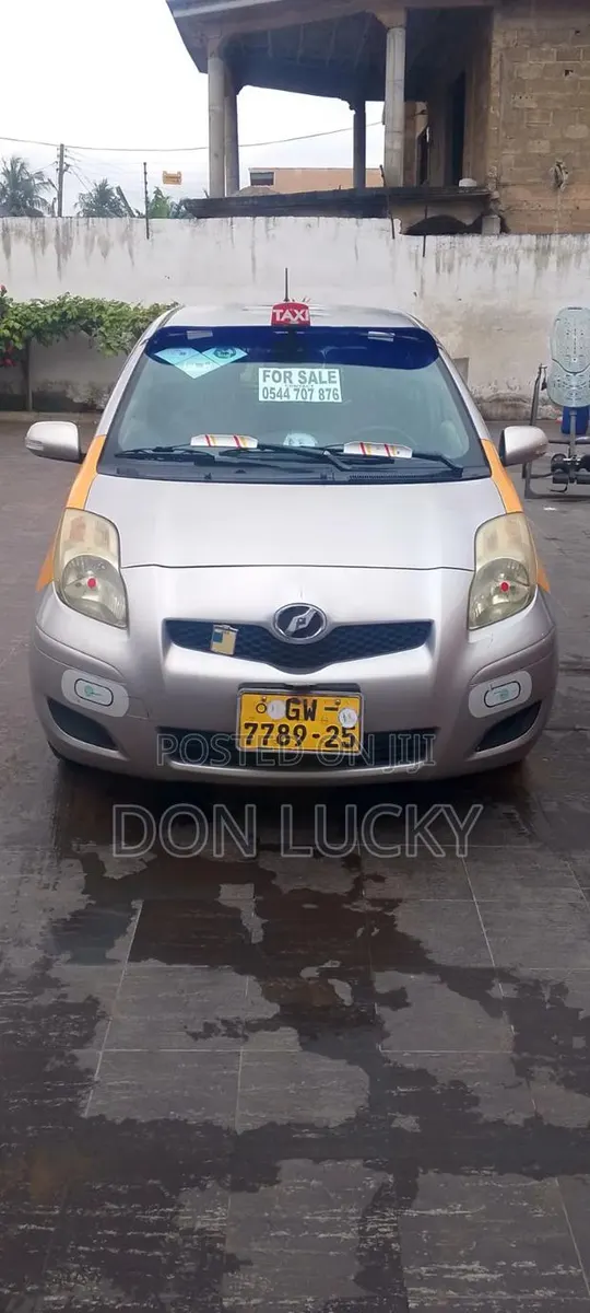 Toyota Vitz 1.0 FWD 3dr 2010 Burgundy · Photo 1