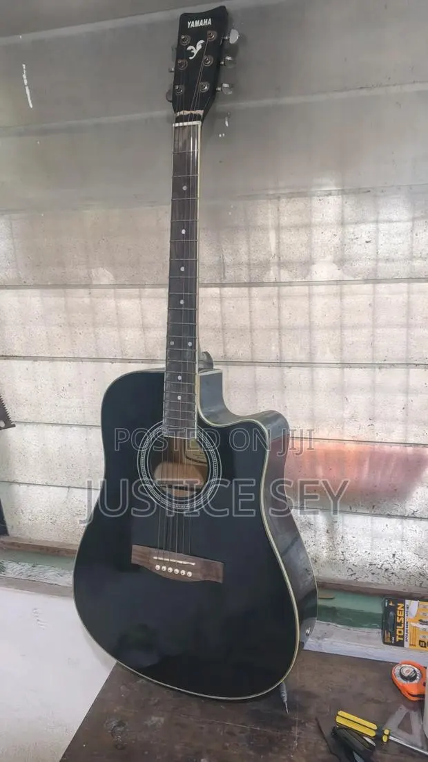 Yamaha Acoustic Guitar · Photo 1