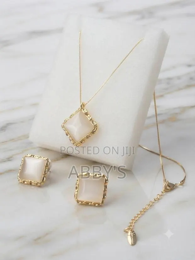 The Ivory Square 18 Carat Gold Plated 3pcs Jewelry Set · Photo 1