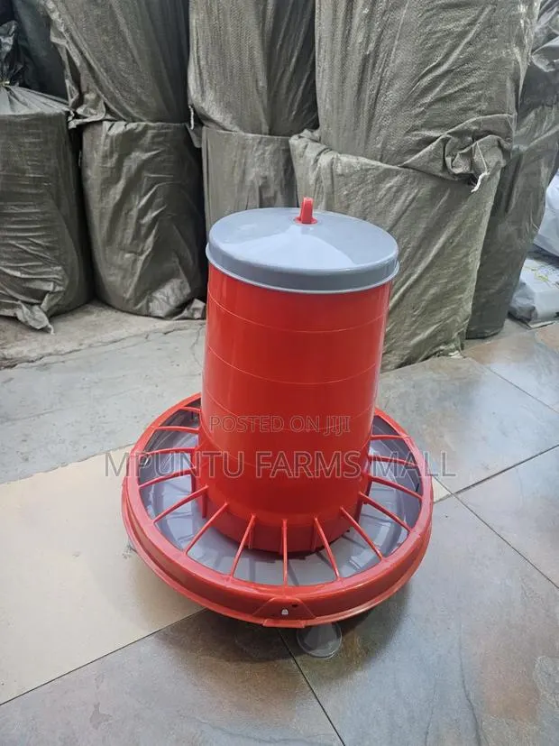 Compacta 22kg Poultry Feeder · Photo 1