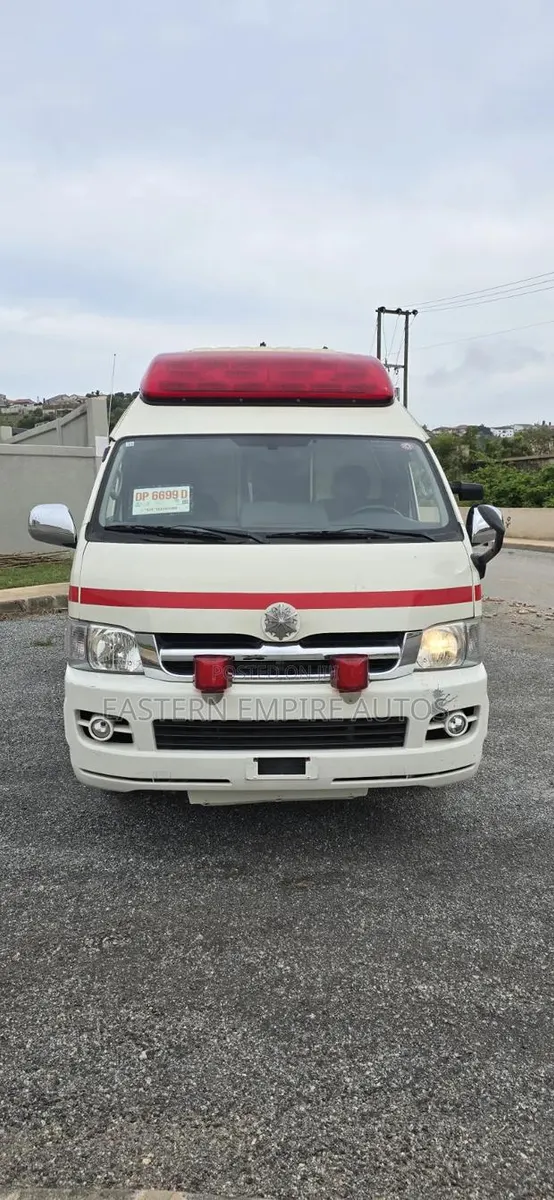 Toyota HiAce 2013 White · Photo 1