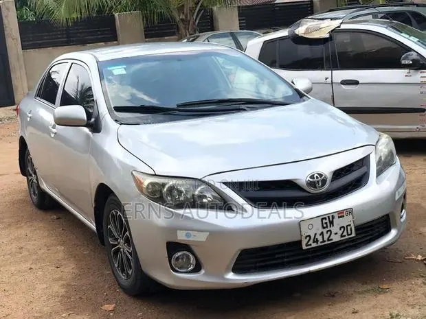 Toyota Corolla LE 4dr Sedan (1.8L 4cyl 4A) 2013 Silver · Photo 1
