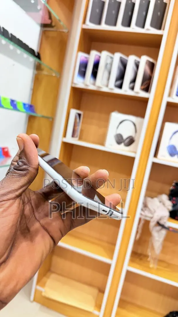 Apple iPhone XR 128 GB White · Photo 1