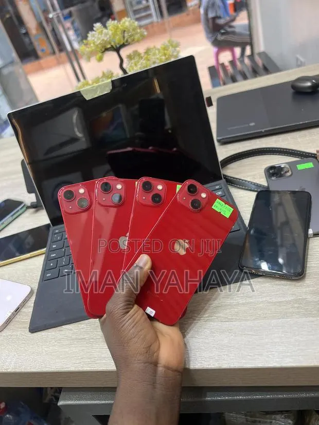 Apple iPhone 13 128 GB Red · Photo 1